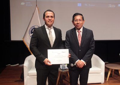 Conferencista Dr. Juan Carlos Pinto recibe agradecimiento institucional.