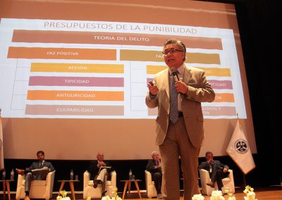 Dr. César Nakasaki, conferencista.