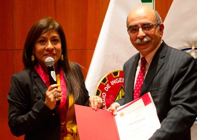 Dr. Ricardo Gandolfo recibe el reconocimiento institucional en calidad de conferencista.