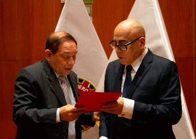 Ing. César Zevallos recibe el Diploma por su participación en el Congreso.