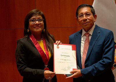 Ing. Elías Tapia recibe el Certificado por su participación en el Congreso.