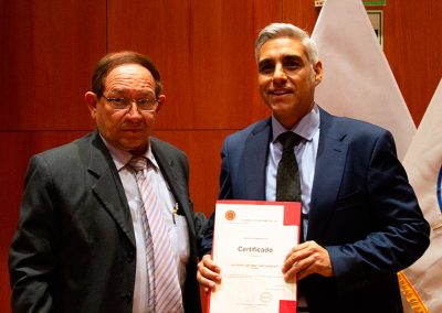 Ing. Rafael López recibe el reconocimiento institucional por su participación como conferencista.