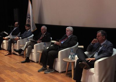 Panel de especialistas esperando su intervención.