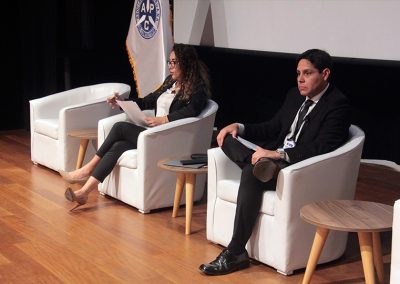 Panel integrado por la Dra. Isabel Andrade y el Dr. Gustavo Bayona.