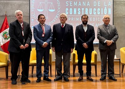 El presidente de la APC, Dr. Elias Tapia, y el presidente de FEPAC, Ing. Jaime Saavedra de Rivero, junto con panelistas en la Semana de la Construcción en el Perú.